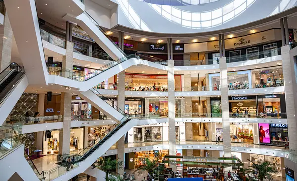 KUALA LUMPUR, MALAYSIA - 27 Mayıs 2025: Pavilion Kuala Lumpur alışveriş merkezi