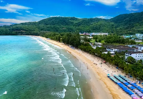 Patong yakınlarındaki Phuket Adası, Tayland 'daki Kamala Sahili' nin havadan görüntüsü..