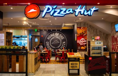 KUALA LUMPUR, MALAYSIA - 29 Mayıs 2025: Malezya alışveriş merkezindeki Pizza Hut restoranının ön girişi.
