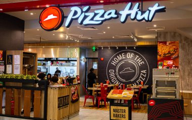 KUALA LUMPUR, MALAYSIA - 29 Mayıs 2025: Malezya alışveriş merkezindeki Pizza Hut restoranının ön girişi.