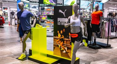 KUALA LUMPUR, MALAYSIA - 31 Mayıs 2025: Alman atletik giyim ve ayakkabı firması Puma mağazasının içi