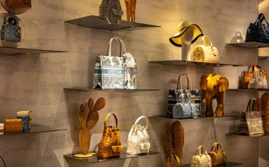 KUALA LUMPUR, MALAYSIA - 28 Mayıs 2025: Kuala Lumpur 'daki alışveriş merkezinde Christian Dior moda evinde ürünler sergileniyor