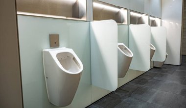 Umumi tuvaletlerde gizlilik duvarları olan sensör kontrollü pisuarlar.