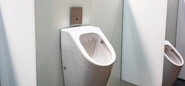 Umumi tuvaletlerde gizlilik duvarları olan sensör kontrollü pisuarlar.