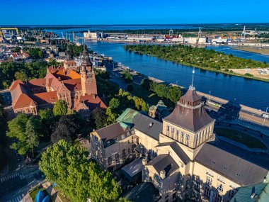 Polonya 'nın kuzeybatısındaki Batı Pomeranya Voyvoda Szczecin' deki Chrobry Embankment manzarası