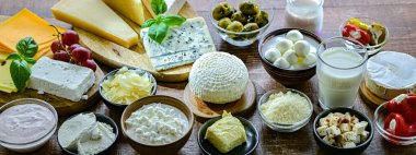Peynir, süt ve yoğurt gibi çeşitli süt ürünleri..