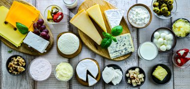 Peynir, süt ve yoğurt gibi çeşitli süt ürünleri..