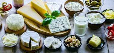 Peynir, süt ve yoğurt gibi çeşitli süt ürünleri..