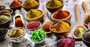 Baharat ve bitkilerin karışımı..