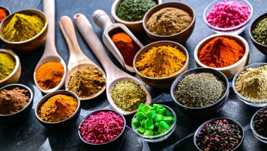 Baharat ve bitkilerin karışımı..