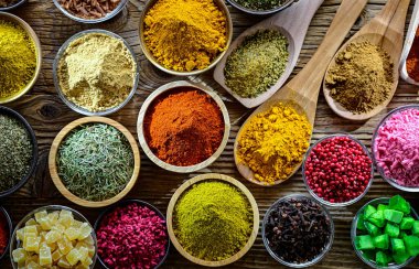 Baharat ve bitkilerin karışımı..