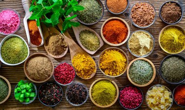 Baharat ve bitkilerin karışımı..