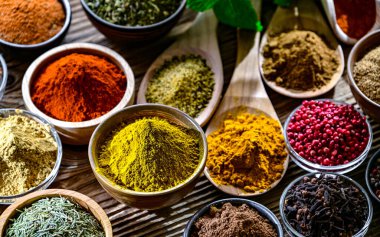 Baharat ve bitkilerin karışımı..