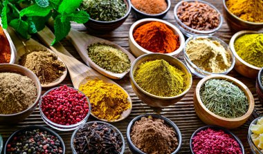 Baharat ve bitkilerin karışımı..