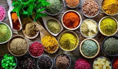 Baharat ve bitkilerin karışımı..