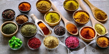 Baharat ve bitkilerin karışımı..