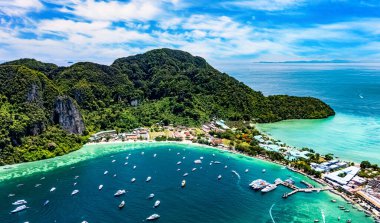 Tayland 'ın Krabi eyaletindeki Phi Phi Adası' nın havadan görüntüsü.