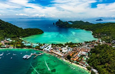 Tayland 'ın Krabi eyaletindeki Phi Phi Adası' nın havadan görüntüsü.