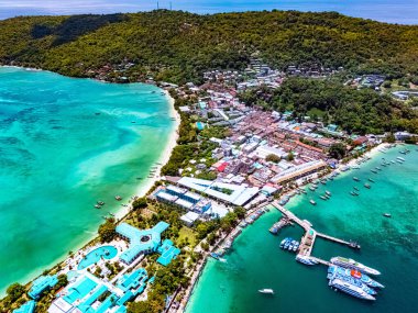 Tayland 'ın Krabi eyaletindeki Phi Phi Adası' nın havadan görüntüsü.