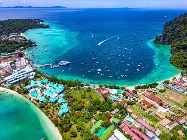 Tayland 'ın Krabi eyaletindeki Phi Phi Adası' nın havadan görüntüsü.