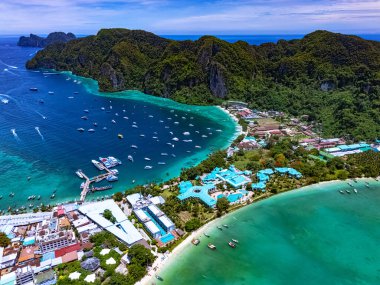 Tayland 'ın Krabi eyaletindeki Phi Phi Adası' nın havadan görüntüsü.