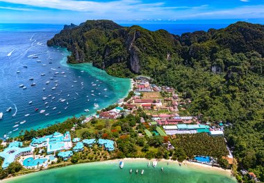 Tayland 'ın Krabi eyaletindeki Phi Phi Adası' nın havadan görüntüsü.