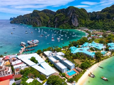 Tayland 'ın Krabi eyaletindeki Phi Phi Adası' nın havadan görüntüsü.