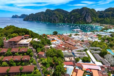 Tayland 'ın Krabi eyaletindeki Phi Phi Adası' nın havadan görüntüsü.