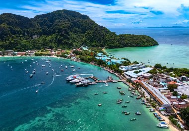 Tayland 'ın Krabi eyaletindeki Phi Phi Adası' nın havadan görüntüsü.
