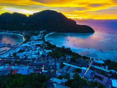 Tayland 'ın Krabi eyaletindeki Phi Phi Adası' nda günbatımı