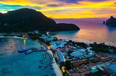 Tayland 'ın Krabi eyaletindeki Phi Phi Adası' nda günbatımı