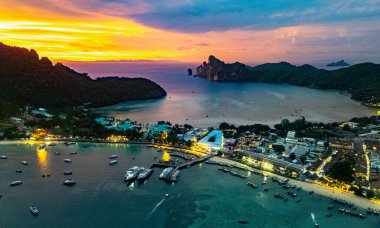 Tayland 'ın Krabi eyaletindeki Phi Phi Adası' nda günbatımı
