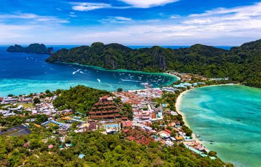 Tayland 'ın Krabi eyaletindeki Phi Phi Adası' nın havadan görüntüsü.