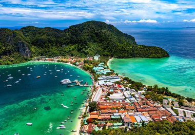Tayland 'ın Krabi eyaletindeki Phi Phi Adası' nın havadan görüntüsü.