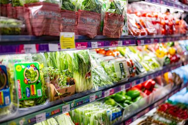 KUALA LUMPUR, MALAYSIA - 28 Mayıs 2025: Süpermarket buzdolabında taze meyveler sergileniyor