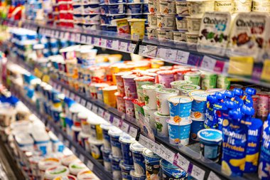 KUALA LUMPUR, MALAYSIA - 28 Mayıs 2025: Mandıra ürünleri süpermarketteki ticari bir buzdolabında satışa sunuldu