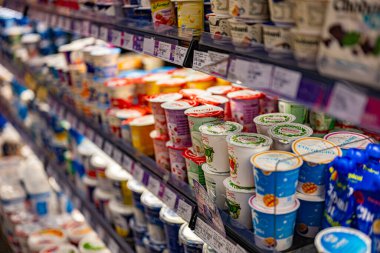 KUALA LUMPUR, MALAYSIA - 28 Mayıs 2025: Mandıra ürünleri süpermarketteki ticari bir buzdolabında satışa sunuldu