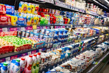 KUALA LUMPUR, MALAYSIA - 28 Mayıs 2025: Mandıra ürünleri süpermarketteki ticari bir buzdolabında satışa sunuldu