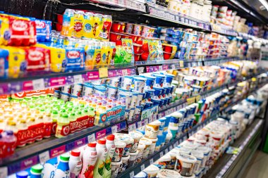 KUALA LUMPUR, MALAYSIA - 28 Mayıs 2025: Mandıra ürünleri süpermarketteki ticari bir buzdolabında satışa sunuldu