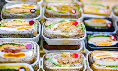 Önceden paketlenmiş sandviçler ticari bir buzdolabında sergileniyor.
