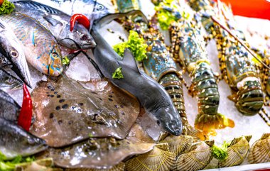 Patong, Phuket, Tayland 'daki Bangla Gece Pazarı' nda deniz ürünleri satılıyor..