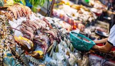Patong, Phuket, Tayland 'daki Bangla Gece Pazarı' nda deniz ürünleri satılıyor..