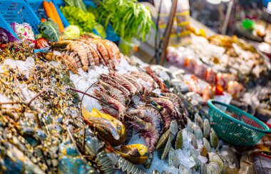 Patong, Phuket, Tayland 'daki Bangla Gece Pazarı' nda deniz ürünleri satılıyor..
