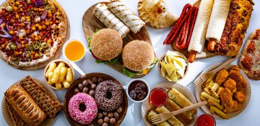 Yiyecekler kanser riskini arttırıyor. Abur cubur.