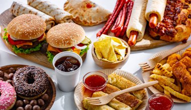 Yiyecekler kanser riskini arttırıyor. Abur cubur.