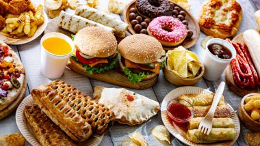 Yiyecekler kanser riskini arttırıyor. Abur cubur.