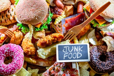 Fast food artıkları. Ziyan olmuş yiyecekler.