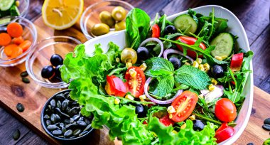 Sebze salatalı kompozisyon. Dengeli diyet.