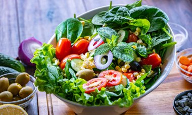 Sebze salatalı kompozisyon. Dengeli diyet.