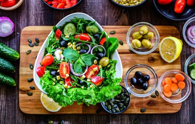 Sebze salatalı kompozisyon. Dengeli diyet.